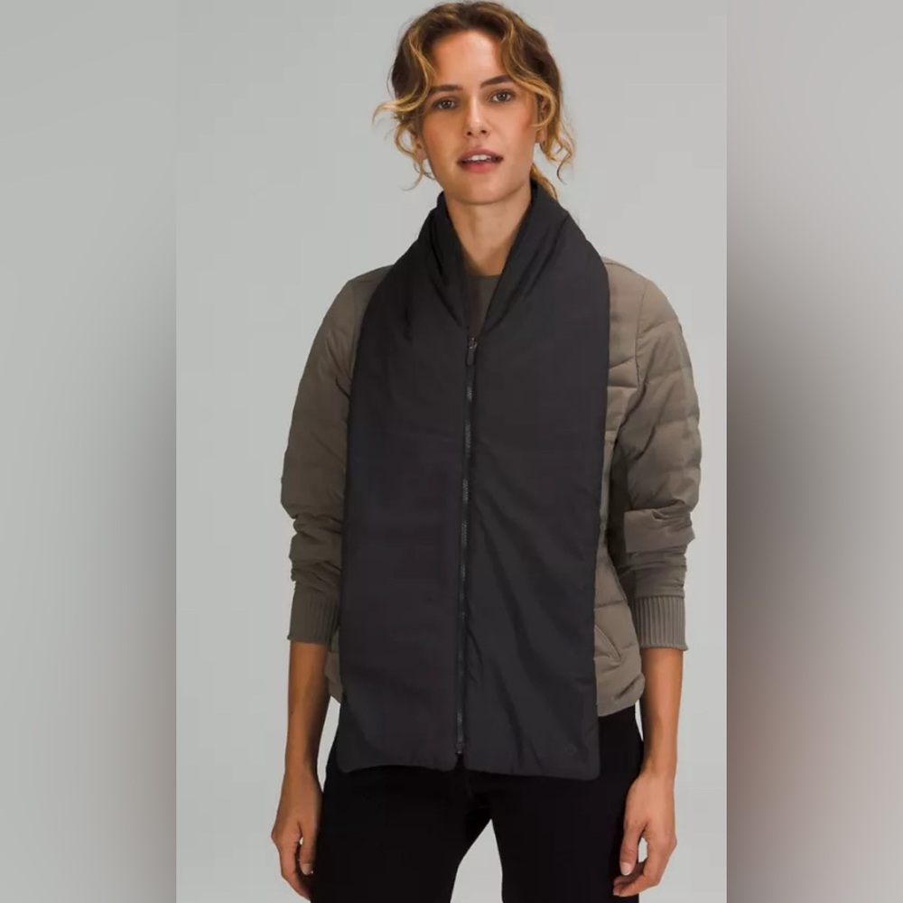 Lululemon • Reversible Quilted Scarf • Black